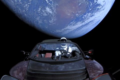 Το Tesla που έχει διανύσει 320 δισεκατομμύρια χιλιόμετρα στο διάστημα