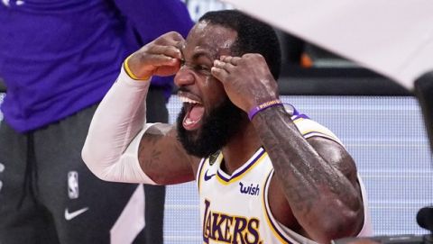 Ο ΛεΜπρόν Τζέιμς πανηγυρίζει τη νίκη των Los Angeles Lakers κόντρα στους Miami Heat στη σειρά των τελικών του ΝΒΑ.