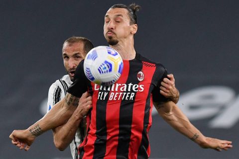  210510 -- TURIN, May 10, 2021 -- AC Milan s Zlatan Ibrahimovic R vies with FC Juventus Giorgio Chiellini during a Serie A football match between FC Juventus and AC Milan in Turin, Italy, May 9, 2021. Photo by /Xinhua SPITALY-TURIN-FOOTBALL-SERIE A-JUVENTUS VS AC MILAN FedericoxTardito PUBLICATIONxNOTxINxCHN