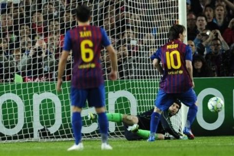Barcelona's Lionel Messi from Argentina, right, misses a penalty against Chelsea's goalkeeper  during a semifinal second leg Champions League soccer match at the Camp Nou stadium in Barcelona, Spain, Tuesday, April 24, 2012. Chelsea drew 2-2 with Barcelona to win the match 3-2 on aggregate. (AP Photo/Manu Fernandez)