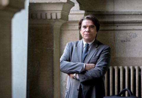 French businessman Bernard Tapie waits at the Paris courthouse Wednesday Oct. 19, 2005 at the start of his tax evasion case. (AP/Photo: Jacques Brinon)