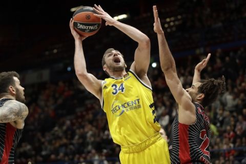 Alba Berlin's Tyler Cavanaugh goes for a basket during the Euro League basketball match between Olimpia Milan and Alba Berlin , in Milan, Italy, Tuesday, Feb. 4, 2020. (AP Photo/Luca Bruno)