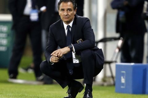 Italy's coach Cesare Prandelli watches their international friendly soccer match against Luxembourg at Renato Curi stadium in Perugia June 4, 2014. REUTERS/Giampiero Sposito (ITALY - Tags: SPORT SOCCER WORLD CUP)
