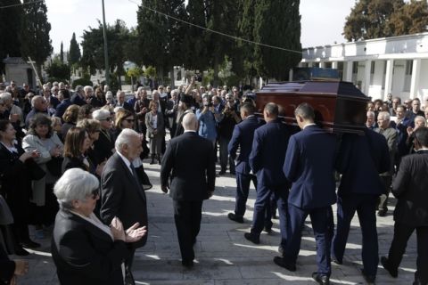 Η νεκρώσιμος ακολουθια του δημοσιογραφου Γιάννη Καψή στο Α' Νεκρροταφείο, τελέστηκε σήμερα, Τετάρτη 15 Νοεμβρίου 2017 (EUROKINISSI//ΓΙΑΝΝΗΣ ΠΑΝΑΓΟΠΟΥΛΟΣ)