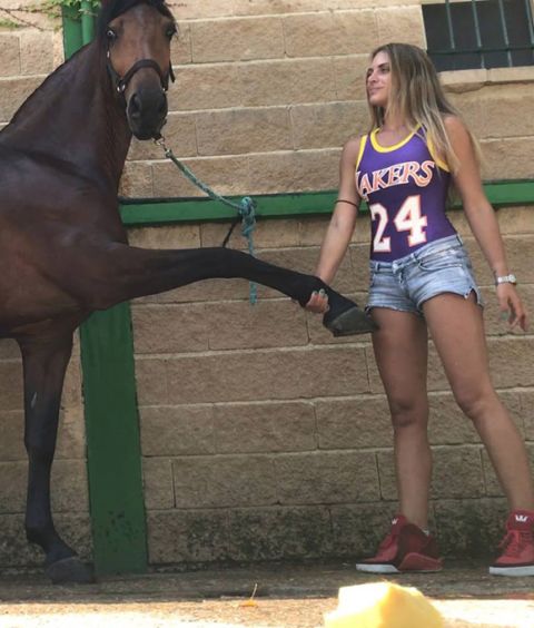 Η Μάρτα, το άλογο και η φανέλα των Lakers