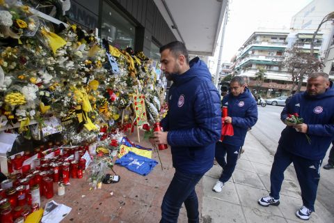 Ο Γιάννης Μανιάτης αφήνει λουλούδια στο σημείο που δολοφονήθηκε ο 19χρονος Άλκης