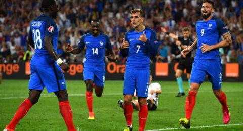 France's midfielder Moussa Sissoko (L), France's midfielder Blaise Matuidi (2L) and France's forward Olivier Giroud (R) celebrate after France's forward Antoine Griezmann scored the second goal for France during the Euro 2016 semi-final football match between Germany and France at the Stade Velodrome in Marseille on July 7, 2016.. / AFP / FRANCK FIFE        (Photo credit should read FRANCK FIFE/AFP/Getty Images)