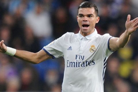 MADRID, SPAIN - DECEMBER 10:  Pepe of Real Madrid CF in action during the La Liga match between Real Madrid CF and RC Deportivo La Coruna at Estadio Santiago Bernabeu on December 10, 2016 in Madrid, Spain.  (Photo by Denis Doyle/Getty Images)