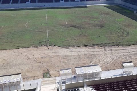 Εικόνες από την αλλαγή χλοοτάπητα στο AEL FC Arena