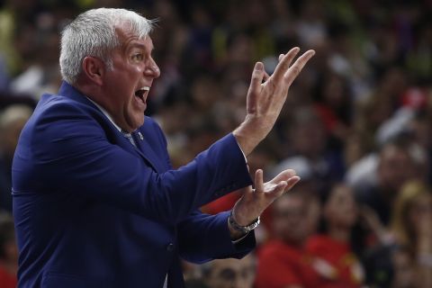 Fenerbahce Ulker coach Zeljko Obradovic gestures during the Euroleague Final Four semifinal basketball match between Real Madrid and Fenerbahce Ulker in Madrid, Spain, Friday, May 15, 2015. (AP Photo/Andres Kudacki)