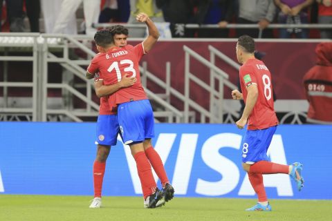 Οι παίκτες της Κόστα Ρίκα πανηγυρίζουν γκολ που σημείωσαν κόντρα στη Νέα Ζηλανδία για το διηπειρωτικό μπαράζ για το Παγκόσμιο Κύπελλο 2022, Αλ Ραγιάν | Τρίτη 14 Ιουνίου 2022