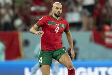 Ο Σοφιάν Άμραμπατ στην αναμέτρηση του Μαρόκου κόντρα στην Ισπανία στο Παγκόσμιο Κύπελλο.