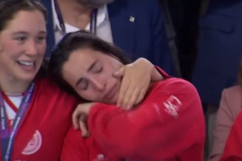 Δάκρυα συγκίνησης για τις παίκτριες του Ολυμπιακού: Αποθεώθηκαν κατά την απονομή του ασημένιου μεταλλίου
