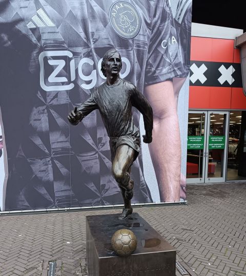 Άγιαξ - ΑΕΚ: Το εντυπωσιακό άγαλμα του Γιόχαν Κρόιφ έξω από το γήπεδο - στολίδι στο Άμστερνταμ