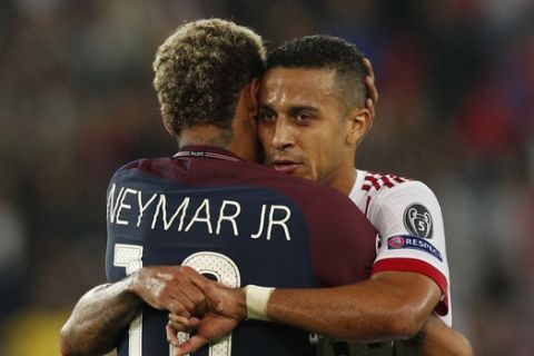 PSG's Neymar hugs Bayern's Thiago after a Champions League Group B soccer match between Paris Saint-Germain and Bayern Munich at the Parc des Princes stadium in Paris, France, Wednesday, Sept. 27, 2017. (AP Photo/Christophe Ena)