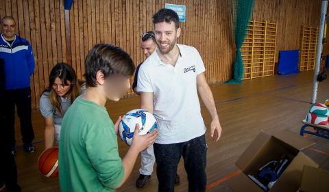 Αθλητικό υλικό σε μαθητές της Ελευσίνας μοίρασαν οι "Μικροί Ήρωες" της Stoiximan