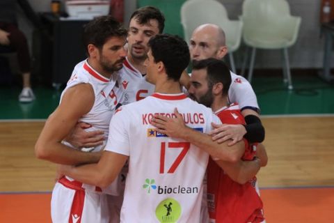 Οι παίκτες του Φοίνικα Σύρου σε ματς της Volleyleague