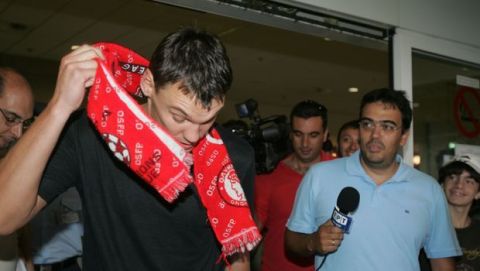 Ο Γιασικεβίτσιους βγάζει το κασκόλ του Ολυμπιακού που του έχει φορέσει φίλαθλος της ομάδας το καλοκαίρι του 2007