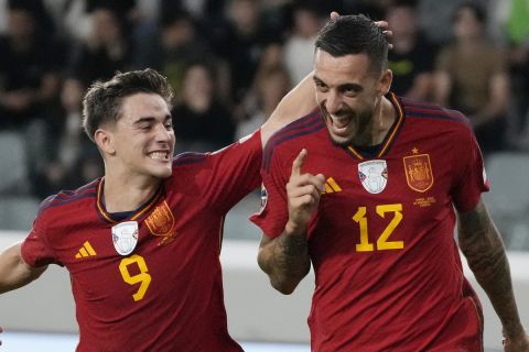 Οι Χοσέλου και Γκάβι πανηγυρίζουν γκολ της Ισπανίας απέναντι στην Κύπρο για τα προκριματικά του Euro 2024 | 16 Νοεμβρίου 2023