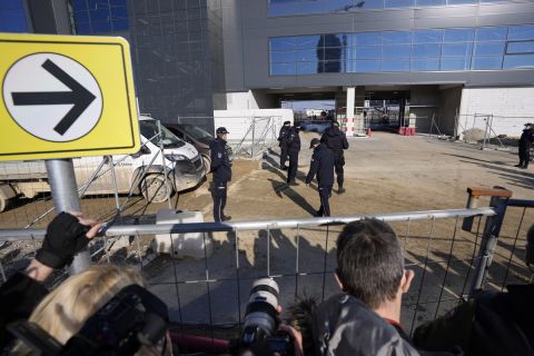 Δημοσιογράφοι και φωτορεπόρτερς περιμένουν τον Νόβακ Τζόκοβιτς για μία δήλωση, αλλά ο χώρος άφιξής του έχει αποκλειστεί από αστυνομικές δυνάμεις