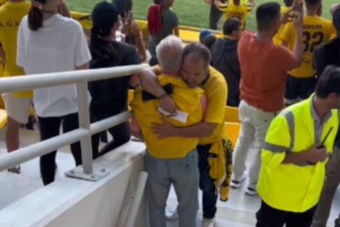 ΑΕΚ: Η συγκινητική αγκαλιά πατέρα και γιου όταν μπήκαν στην OPAP Arena