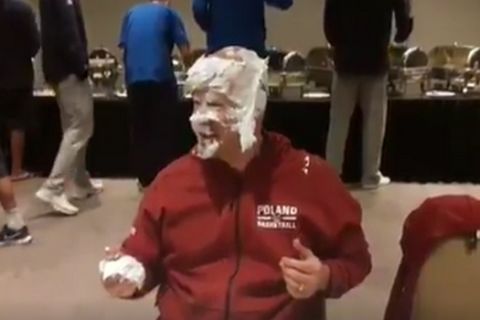 Ομαδική επίθεση (με τούρτα) στον προπονητή της Πολωνίας