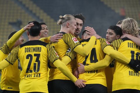 Οι παίκτες της Ντόρτμουντ πανηγυρίζουν γκολ κόντρα στην Φράιμποργκ για την Bundesliga | 14 Ιανουαρίου 2022