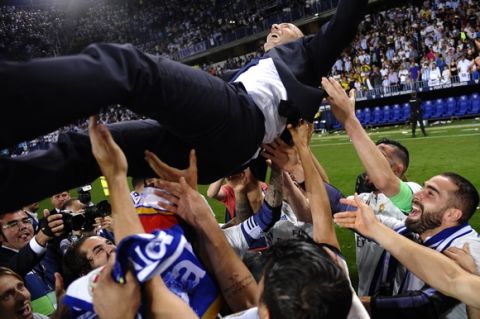 Real Madrid's head coach Zinedine Zidane is thrown into the air by his players after winning a Spanish La Liga soccer match between Malaga and Real Madrid in Malaga, Spain, Sunday, May 21, 2017. Real Madrid wins the Spanish league for the first time in five years, avoiding its biggest title drought since the 1980s. (AP Photo/Daniel Tejedor)