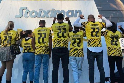 ΑΕΚ: Η οικογένεια του Πάολο Φερνάντες φωτογραφήθηκε με φανέλα του μπροστά από τον αετό της OPAP Arena