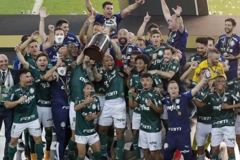 Οι παίκτες της Παλμέιρας πανηγυρίζουν την κατάκτηση του Copa Libertadores 2021 στον τελικό του Μαρακανά κόντρα στην Σάντος
