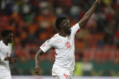 Ο Μούσα Μπάροου της Γκάμπια πανηγυρίζει το γκολ του κόντρα στη Γουινέα στη φάση των 16 στο Κύπελλο Εθνών Αφρικής, που διεξάγεται στο Καμερούν