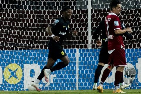 Ο Σάντε Σίλβα πανηγυρίζει το γκολ του με τη φανέλα του Άρη κόντρα στην ΑΕΛ για την Super League