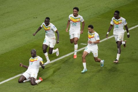 Οι παίκτες της Σενεγάλης πανηγυρίζουν γκολ που σημείωσαν κόντρα στο Εκουαδόρ για τη φάση των ομίλων του Παγκοσμίου Κυπέλλου 2022 στο "Καλίφα", Ντόχα | Τρίτη 29 Νοεμβρίου 2022