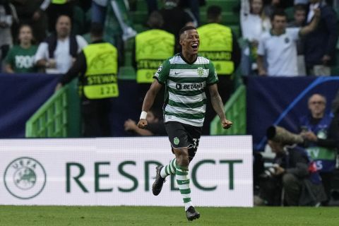 Ο Αρτούρ Γκόμες της Σπόρτινγκ Λισαβόνας πανηγυρίζει γκολ κόντρα στην Τότεναμ στο Champions League