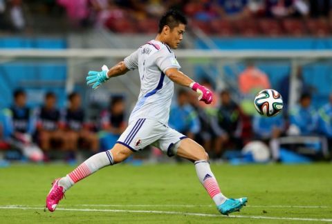 RECIFE, BRAZIL - JUNE 14:  Eiji Kawashima of Japan punts the ball during the 2014 FIFA World Cup Brazil Group C match  between the Ivory Coast and Japan at Arena Pernambuco on June 14, 2014 in Recife, Brazil.  (Photo by Jamie Squire/Getty Images)