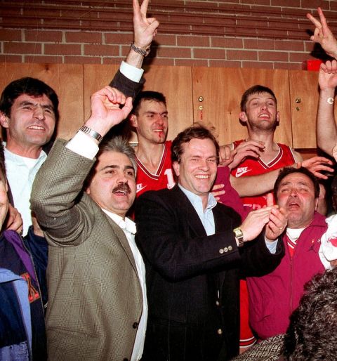 Στα αποδυτήρια του ΣΕΦ, ο Ολλανδός και ο Γιάννης Ιωαννίδης πανηγυρίζουν το πρωτάθλημα του 1993, μαζί με Τζίμη Μανιάτη, Τζορτζ Παπαδάκο, Ζάρκο Πάσπαλι και Αντρέα Βουρλιώτη 
