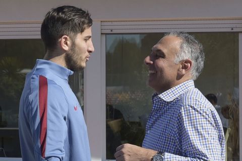 ROME, ITALY - MARCH 01:  AS Roma player Konstantinos Manolas greets AS Roma President James Pallotta before an AS Roma training session on March 1, 2016 in Rome, Italy.  (Photo by Luciano Rossi/AS Roma via Getty Images)