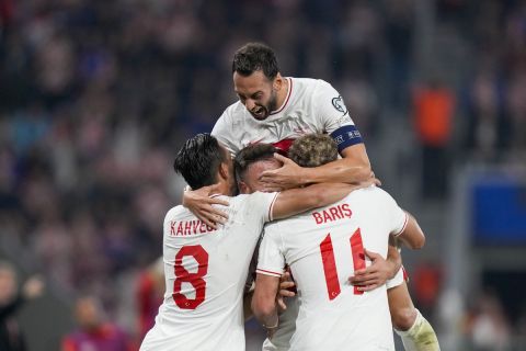 Οι παίκτες της Τουρκίας πανηγυρίζουν γκολ που σημείωσαν κόντρα στην Κροατία για τη φάση των προκριματικών ομίλων του Euro 2024 στην "Όπους Αρένα", Όσιγεκ | Πέμπτη 12 Οκτωβρίου 2023