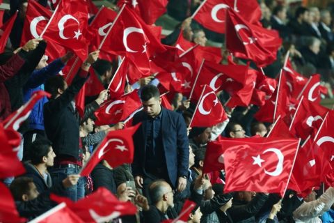 Αποδοκιμασίες των Τούρκων στην ενός λεπτού σιγή