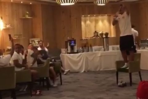 VIDEO: Ο Χριστοδουλόπουλος τραγουδά τον ύμνο του Ολυμπιακού και αποθεώνεται από τους συμπαίκτες του!