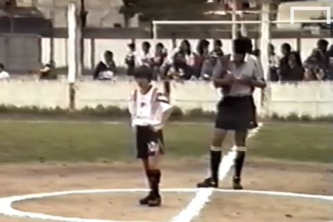 Ο 12χρονος Μέσι χορεύει σε γήπεδο - χωράφι