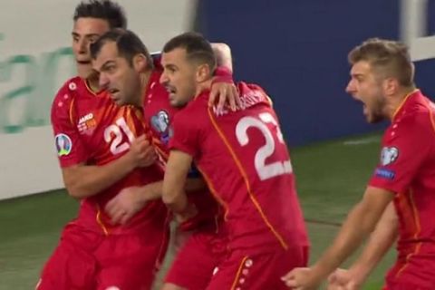 O Γκόραν Πάντεφ  πανηγυρίζει μαζί με τους συμπαίκτες του το γκολ του κόντρα στην Γεωργία στα playoffs του Euro 2020