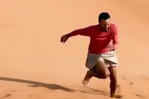 Ο Στεφ Κάρι προπονήθηκε σε αμμόλοφους στην έρημο