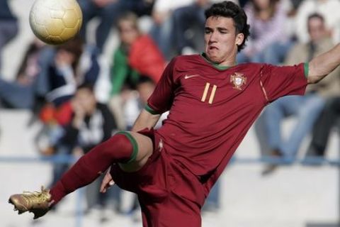 FUTEBOL -  Diogo Viana jogador da Seleccao Nacional, durante o jogo Portugal - Inglaterra Sub-17, a contar para o 30.º Torneio Internacional do Algarve, no Complexo Desportivo Arsenio Catuna, na Guia. Sabado, 17 de Fevereiro de 2007. (ASF/CARLOS VIDIGAL JR)