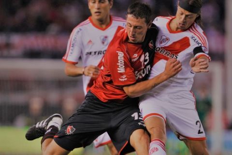 River Plate's Matias Almeyda, right, fights for the ball with Cristian Lema of Newell's Old Boys in their Argentina league soccer match in Buenos Aires, Argentina, Saturday March 26, 2011. (AP Photo/Natacha Pisarenko)
