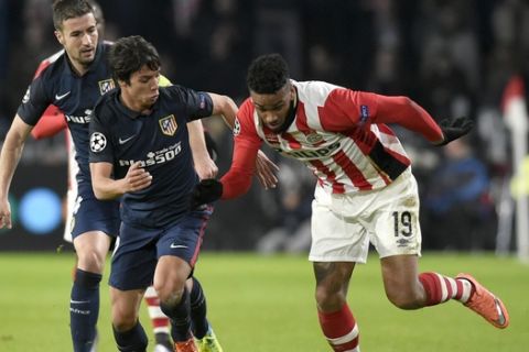 PSV Eindhoven's forward Jurgen Locadia (R) challenges Atletico Madrid's midfielder Oliver Torres during the UEFA Champions League round of 16 first leg football match between PSV Eindhoven and Atletico Madrid at the Philips Stadium in Eindhoven on February 24, 2016.  AFP PHOTO / JOHN THYS / AFP / JOHN THYS        (Photo credit should read JOHN THYS/AFP/Getty Images)