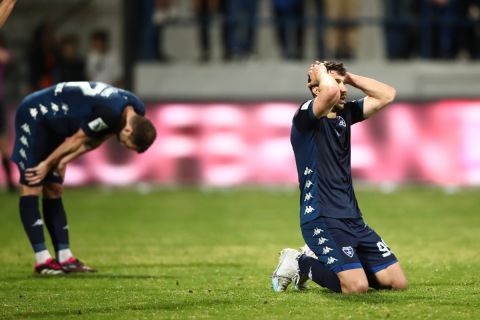 Οι παίκτες του Ιωνικού απογοητευμένοι μετά τον υποβιβασμό στη Super League 2