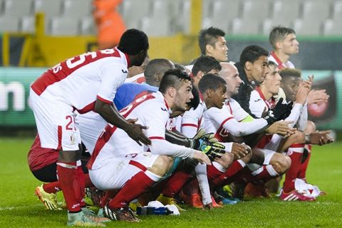 20141029 - BRUGGE, BELGIUM: Standard's players celebrate after winning the Jupiler Pro League match between Cercle Brugge KSV and Standard de Liege, in Brugge, Wednesday 29 October 2014, on day 13 of the Belgian soccer championship. BELGA PHOTO LAURIE DIEFFEMBACQ