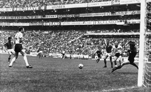Το τέταρτο γκολ της Ιταλίας από τον Τζιάνι Ριβέρα στο ματς του αιώνα (Ιταλία-Γερμανία 4-3), στο Μεξικό. Ο Φραντς Μπενκεμπάουερ αριστερά με δεμένο το χέρι. Στο έδαφος ο Σεπ Μάιερ και δεξιά ο Ιταλός σκόρερ