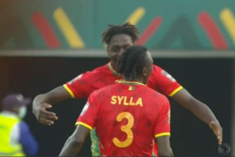 Ο Σιλά πανηγυρίζει γκολ του με τη φανέλα της Γουινέας κόντρα στο Μαλάουι | 10 Ιανουαρίου 2022